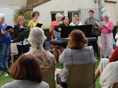 Festival Scène d’été de Beaune - Le P'tit Vers de Lit Chœur à savourer au dernier apéroésie de la saison le mercredi 30 août à 18 h 30