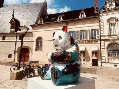 Un panda géant installé devant l’Hôtel-Dieu