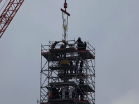 Chantier de Notre-Dame de Paris : la croix de la nouvelle flèche est posée au sommet de la cathédrale