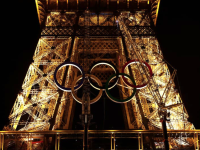 JO de Paris 2024 - Les anneaux olympiques ont été installés sur la Tour Eiffel