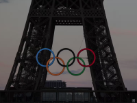 Les anneaux olympiques ont été décrochés de la Tour Eiffel