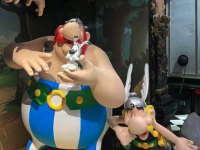 Pour leurs 65 ans, Astérix, Obélix et Idéfix entrent au Musée Grévin… avec un Romain