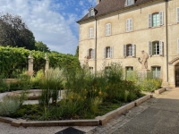 Le jardin Échos polychromes dans le parcours de découverte de l'Hôtel Dieu de Beaune