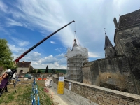 11 t de charpente déposées sur la Tour du château de Chateuneuf