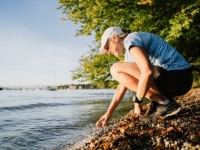 Pour célébrer les efforts de dépollution de la Seine, Mina Guli lance sa course le long de la Seine à Source-Seine le mercredi 5 juin