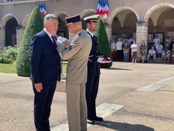 L'image du jour - Philippe Lucas épinglé de la médaille des réservistes volontaires