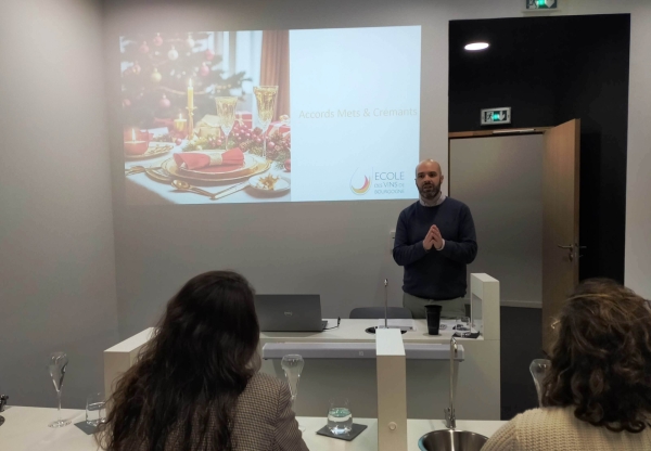 Beaune - Atelier festif à la Cité des Climats et Vins de Bourgogne : L'École des Vins enseigne l'art des accords mets et crémants pour les fêtes