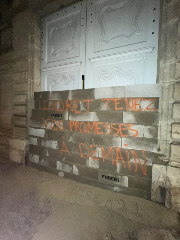 Colère agricole - Un mur symbolique érigé devant la sous-préfecture de Beaune