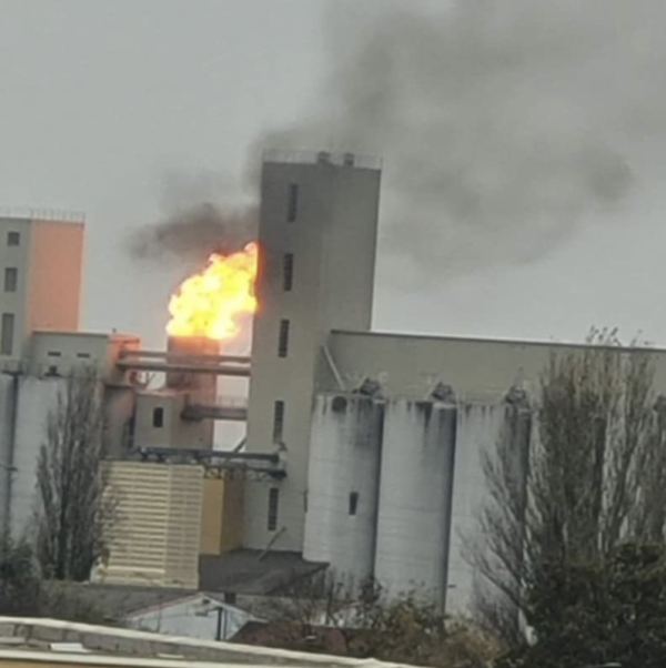 Beaune - Feu dans un silo : les opérations d’extinction dureront au moins jusqu’à demain