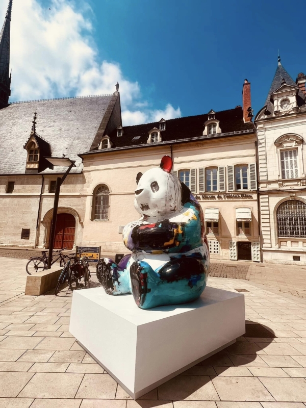 Un panda géant installé devant l’Hôtel-Dieu