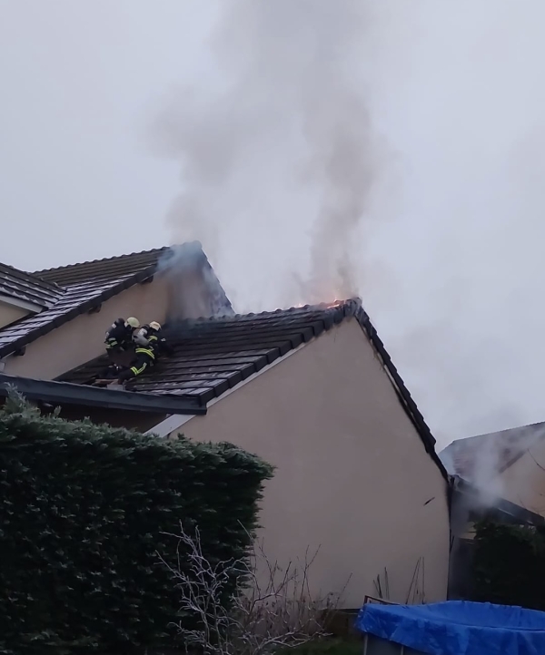 Chevigny-Saint-Sauveur - Un important panache de fumée visible à plusieurs kilomètres dû à feu de garage