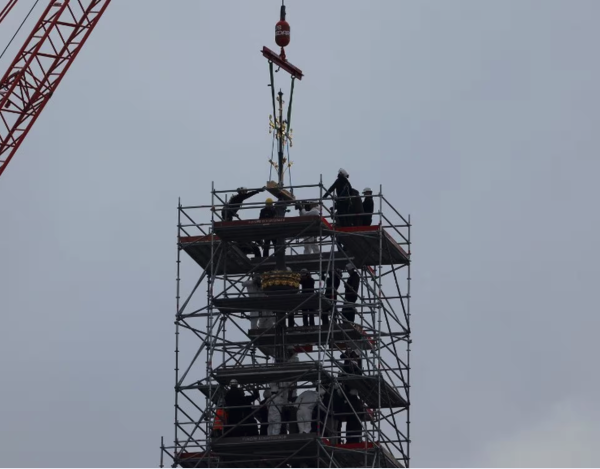 Chantier de Notre-Dame de Paris : la croix de la nouvelle flèche est posée au sommet de la cathédrale