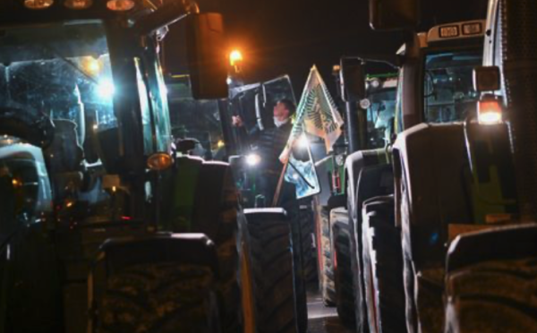 Une voiture fonce sur des manifestants lors d'une mobilisation agricole, un agriculteur en arrêt cardiorespiratoire et deux blessés graves