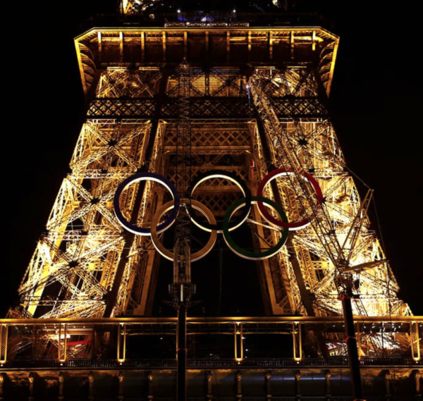 JO de Paris 2024 - Les anneaux olympiques ont été installés sur la Tour Eiffel