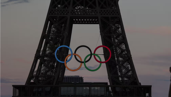 Les anneaux olympiques ont été décrochés de la Tour Eiffel