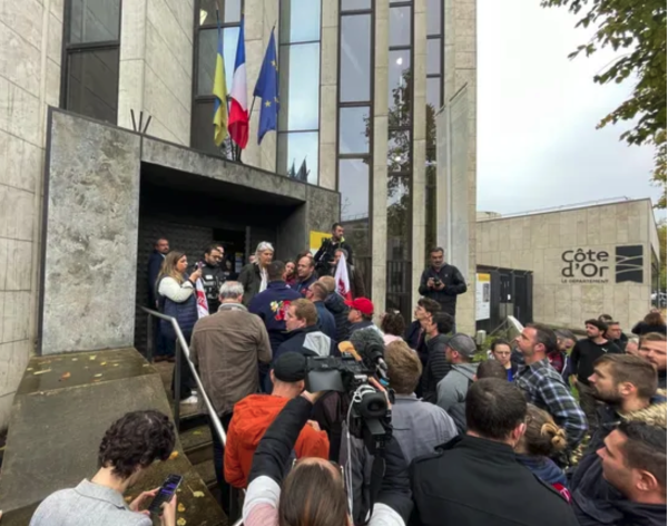 Mobilisation devant le Conseil régional à Dijon : des agriculteurs forcent l'entrée du bâtiment pour se faire entendre