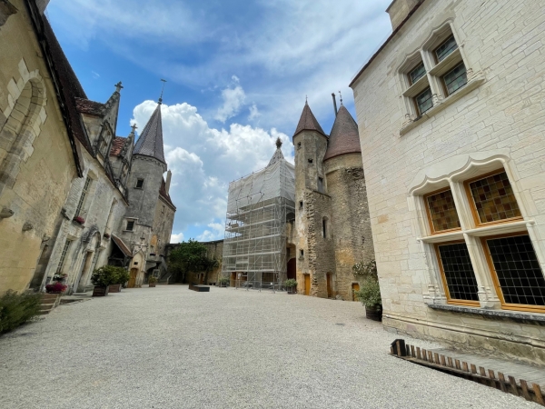 Chantier international de jeunes bénévoles au château de Châteauneuf