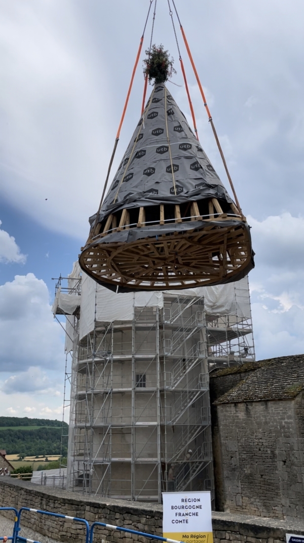 La tour de la porte du château de Châteauneuf retrouve sa charpente