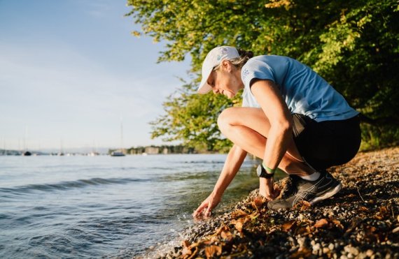 Pour célébrer les efforts de dépollution de la Seine, Mina Guli lance sa course le long de la Seine à Source-Seine le mercredi 5 juin